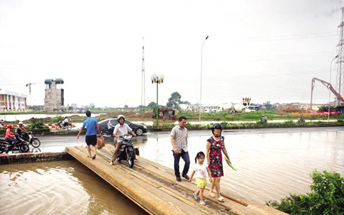 Hà Nội: Sau mưa 5 ngày vẫn phải đi cầu tạm