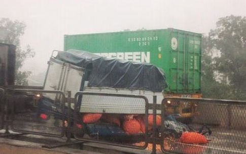 Hà Nội: Đâm xe ở đường trên cao, 3 người nguy kịch