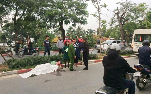 Hà Nội: Đang đi đường, một cụ ông ngã tử vong