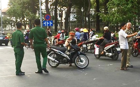 Cướp vượt đèn đỏ tông gãy chân người phụ nữ ở Sài Gòn