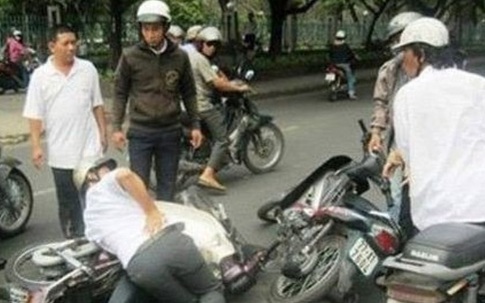 Va xe vào người khác xong còn cướp tài sản