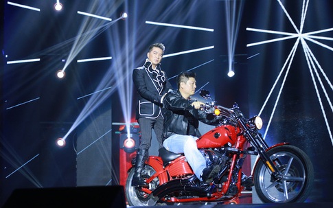 Đàm Vĩnh Hưng phi mô tô khủng lên sân khấu thành Vinh