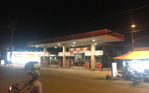 TP. HCM: Dân sống chung với ô nhiễm từ cây xăng “lậu”?