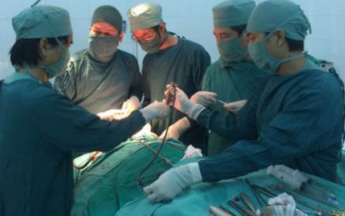 Bé gái bị dập não vì ngã từ nhà cao tầng