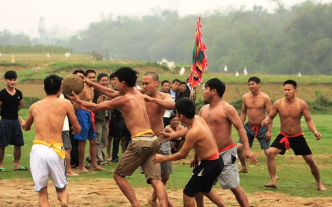 Về làng quê bên sông Lam xem hội vật cù