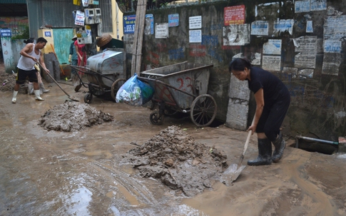 Kinh hoàng hình ảnh bùn đất "tấn công" người dân Hạ Long