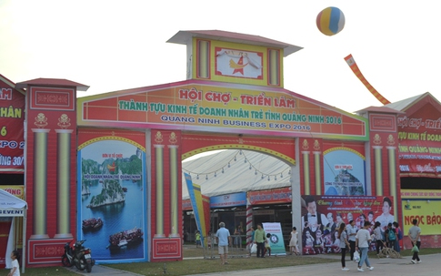 Đi xem hội chợ, một trưởng phòng bị đánh trọng thương