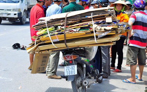 Tránh xe máy chở phế liệu, thanh niên bị xe tải chèn qua người