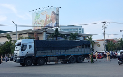 Hai thanh niên bị xe tải cuốn vào gầm chết thảm