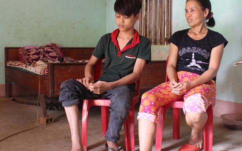 Cậu bé phẫu thuật chân 10 lần mong trở lại trường