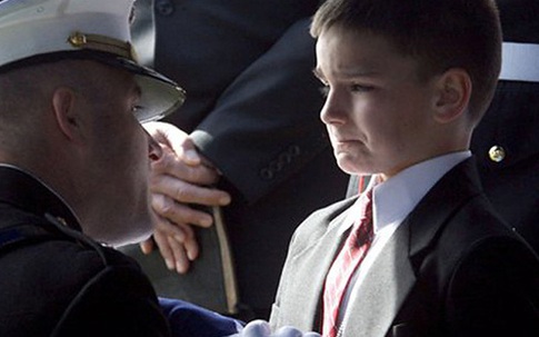 Cậu bé trong bức ảnh "nỗi đau mất cha" nổi tiếng thế giới giờ ra sao?