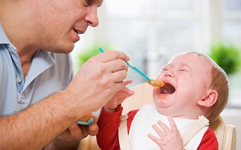 Bài học đắt giá cho các bố mẹ từ vụ bé trai 3 tuổi tử vong do cha đẻ "nhồi" thức ăn quá nhiều