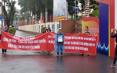 Gia đình nam sinh thiệt mạng vì "va" vào thang máy bức xúc đòi công bằng