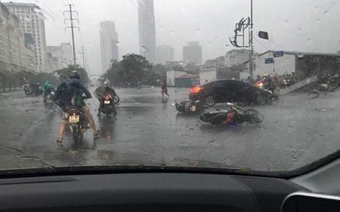 Xem dân Thủ đô liều mình đi trong bão, bị gió giật ngã xe
