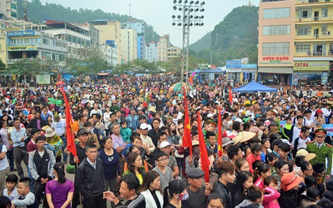 Hàng nghìn du khách về dự ngày hội Cát Bà Xanh