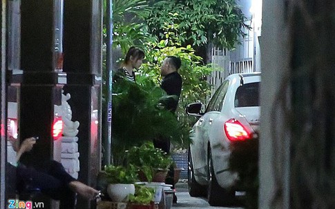 Trấn Thành và Hari Won đi ăn quán vỉa hè lúc nửa đêm