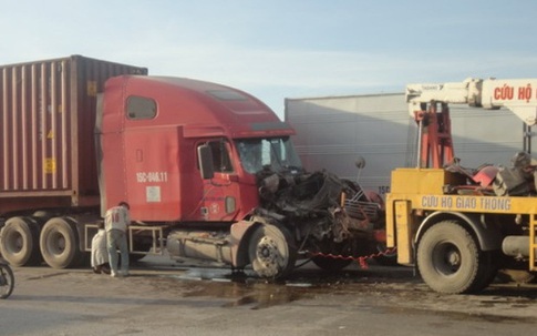 2 xe container đâm nhau, tài xế nguy kịch