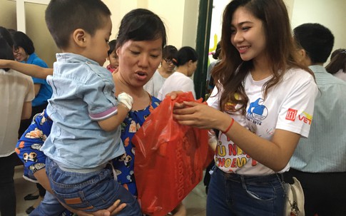 Hoa khôi sinh viên Hà Nội mang nụ cười đến với bệnh nhi Bệnh viện Đống Đa