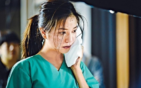 Triệu Vy bầm mắt vì bị Cổ Thiên Lạc 'tát' trên phim trường