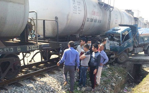 Xe ô tô mất phanh đâm vào tàu hoả