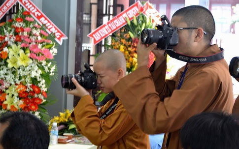 Vào chùa chụp ảnh có sao không?