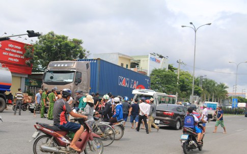 Đà Nẵng: Cụ bà chết thảm dưới bánh xe container