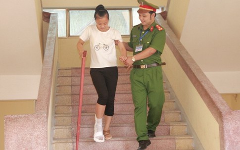 Giấc mơ trở thành bác sỹ của thí sinh chống nạng đi thi