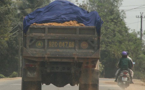 Quảng Nam: Xe tải cơi nới thùng chở đất khiến dân lo sợ
