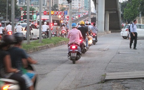 Từ hôm nay phạt nặng khi đi xe máy trên vỉa hè: Người dân vẫn... "vô tư"