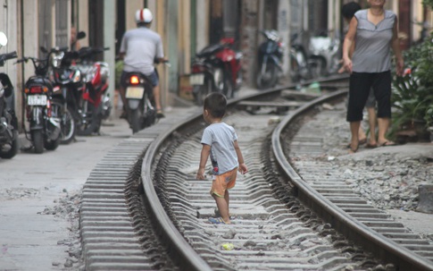 Hoảng hồn nhìn trẻ con "xóm đường tàu" chơi ở đường ray