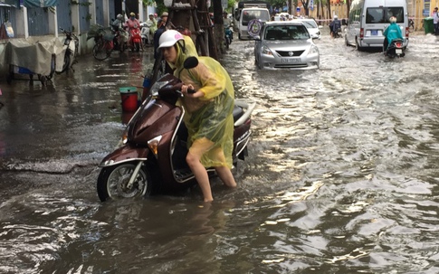 Mưa 30 phút, một số tuyến đường "thành phố đáng sống" ngập nặng