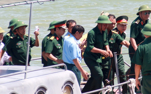Đón phi công thoát nạn trong vụ rơi máy bay Su-30 vào đất liền