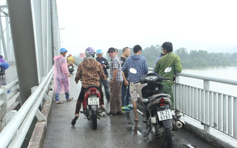Kịp thời cứu một bà lão nhảy cầu