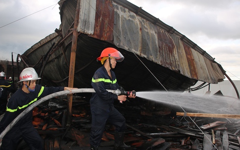 Xưởng gỗ ở Đà Nẵng bốc cháy dữ dội