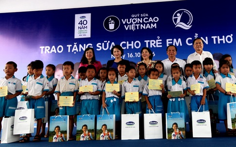 “Để mọi trẻ em đều có quyền uống sữa”, Quỹ sữa Vươn cao Việt Nam và Vinamilk tiếp tục trao tặng sữa cho trẻ em tại Cần Thơ
