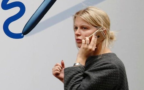 Tại sao nên cầm iPhone 6s bằng tay phải khi gọi điện