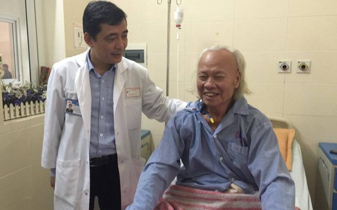 Nín thở với ca mổ cứu cụ ông 84 tuổi có cái bụng như "bà chửa"