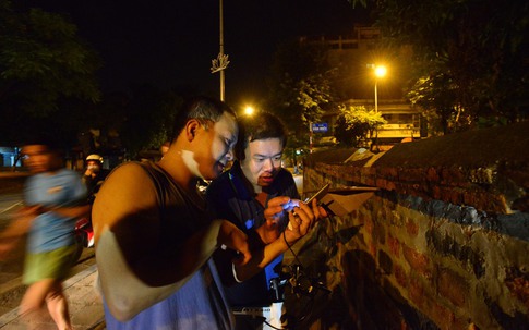 2 giờ sáng vẫn lang thang ngoài đường để... bắt Pokemon