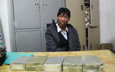 Mang ma túy, đâm xe vào công an hòng thoát thân