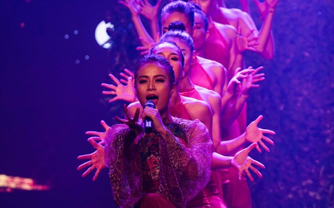 Hoàng Thùy Linh quá ma mị với áo yếm