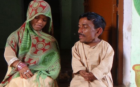 Chuyện tình giản dị của cặp vợ chồng thấp nhất Ấn Độ