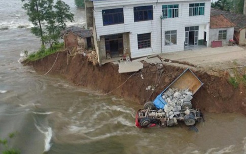 10 xe tải lao xuống dòng nước lũ cứu đê vỡ