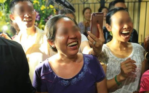 Người dân cười trong đám tang Minh Thuận: Sự phán xét mới là phản cảm