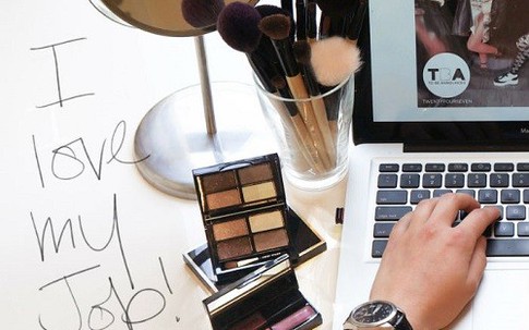 5 món đồ trang điểm cần có trên bàn làm việc