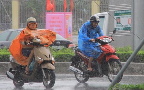 Lũ trên các sông ở miền Trung đạt đỉnh, 2 người thiệt mạng.