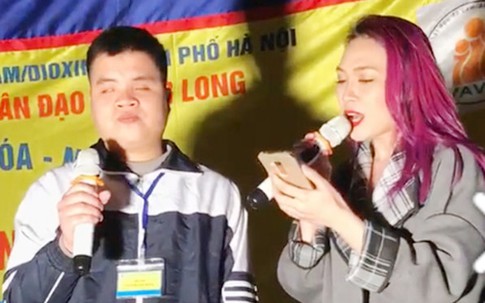 Mỹ Tâm hát cùng chàng trai khiếm thị vào đề thi THPT