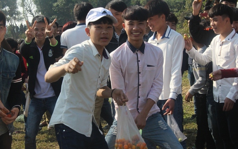 Lễ hội ném cà chua ở Thanh Hóa "gặp khó" vì cà chua tăng giá dịp Tết