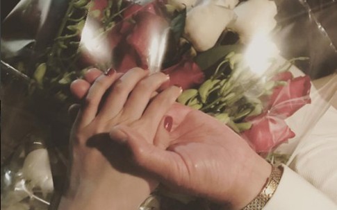 Ngọc Trinh khoe ảnh nắm tay bạn trai khi vừa đến Mỹ