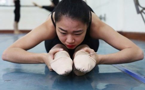 Nữ sinh ép cân, chịu đau đớn để theo nghề múa