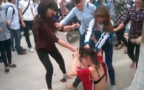 Vì sao ngày càng xuất hiện nhiều clip nữ sinh đánh nhau?
